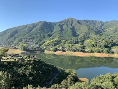 窓の外は内場ダム湖