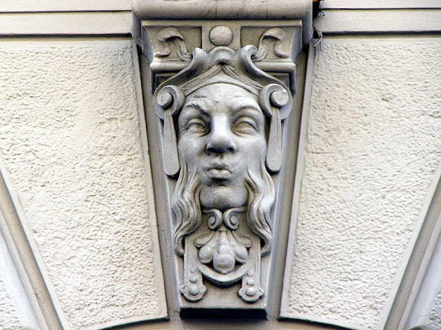 Facce decorative, Poste Centrali, via Cairoli, Livorno