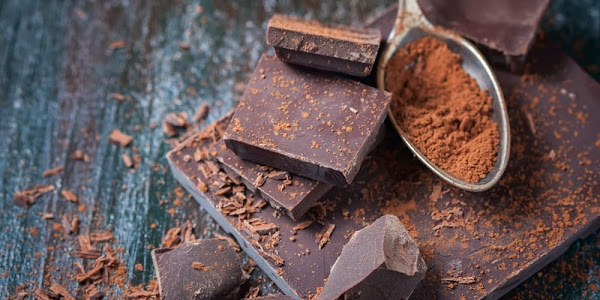 The benefits of dark chocolate, one of which is maintaining health to skin care