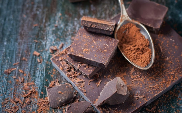 The benefits of dark chocolate, one of which is maintaining health to skin care