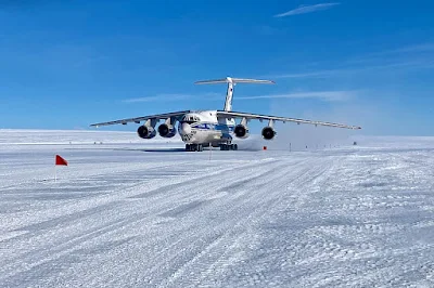 IL-76 auf dem Zenit-Flugplatz der russischen Antarktisstation