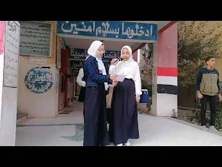 مجموعة من الفتيات المحجبات في مدرسة بإربد، يظهرن معاً في بيئة تعليمية مشجعة. يجلسن في الصف مع كتب وأدوات دراسية، معبرين عن روح الصداقة والتعاون. تعكس الصورة أهمية التعليم للفتيات ودورهن في بناء المستقبل، مع التركيز على التنوع في أساليب الحجاب والأناقة الشخصية. الأجواء مليئة بالفرح والإيجابية، مما يعكس تجربة تعليمية غنية وشاملة.