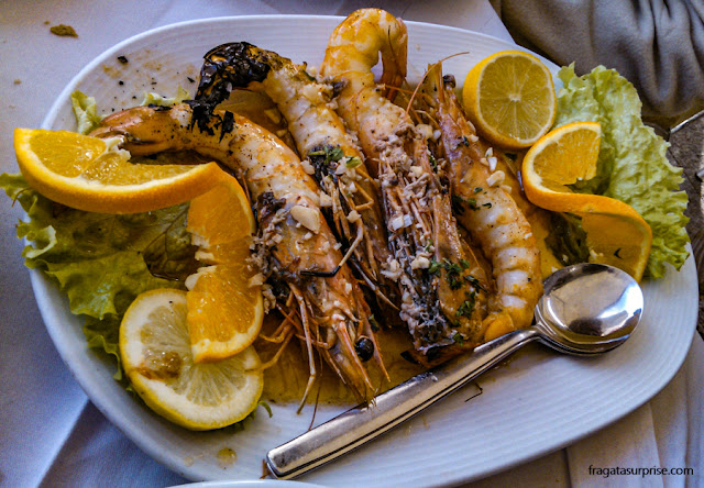 Prato de camarões-tigre em um restaurante português