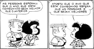 A tirinha em preto e branco apresenta a personagem Mafalda em dois quadros e falas em balões. Mafalda é uma personagem criada pelo cartunista Joaquin Salvador Lavado, mais conhecido como Quino. É uma menina inteligente, rebelde, contestadora e odeia: a injustiça, a guerra, as armas nucleares, o racismo, as absurdas convenções dos adultos e, obviamente, a sopa. Ela tem aproximadamente seis anos , a cabeça é maior do que o corpo em proporção, rosto redondo, cabelos pretos volumosos na altura dos ombros com um laço , olhos pequenos redondos, nariz levemente arrebitado e boca larga. Ela usa um vestido estampado com lacinhos,meias soquetes e sapatos pretos.  Manolito, amigo de Mafalda é o filho de um comerciante, mais preocupado com os negócios e dinheiro do que com outra coisa, não gosta dos Beatles e é um estudante que tira notas baixas (menos em matemática, por causa das contas que aprende no mercado do pai). Representa o conservadorismo capitalista na obra, apenas pensando no lucro do armazém de seu pai. Também adora inflações dos preços, pois assim acha que está lucrando. Manolito também tem a cabeça maior do que o corpo em proporção, rosto retangular, cabelos espetados no alto e raspados nas laterais, olhos e nariz pequenos e boca larga. Ele usa casaco sobre camisa, bermuda preta, meias soquetes e sapatos.  Descrição: Quadro um:Mafalda e Manolito caminham lado a lado. Ele diz: As pessoas esperam que o ano que está começando seja melhor que o anterior. Quadro dois: Mafalda vira-se, fica frente a frente com Manolito e responde: Aposto que o ano que está começando espera que as pessoas é que sejam melhores.