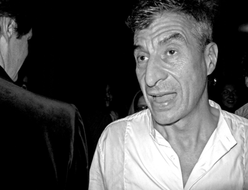 Maurizio Cattelan chez Maxim's artiste plasticien art contemporain franck chevalier paris