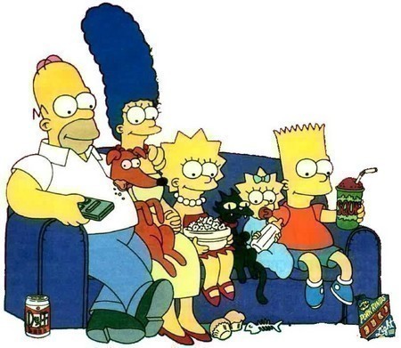 Los Simpson viendo televisión sentado en el sillón junto a un gato y perro