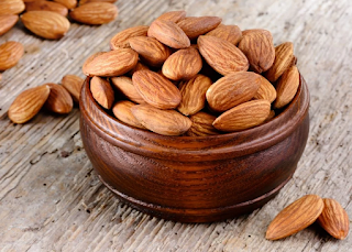 almond dapat menyingkirkan kulit gelap di leher