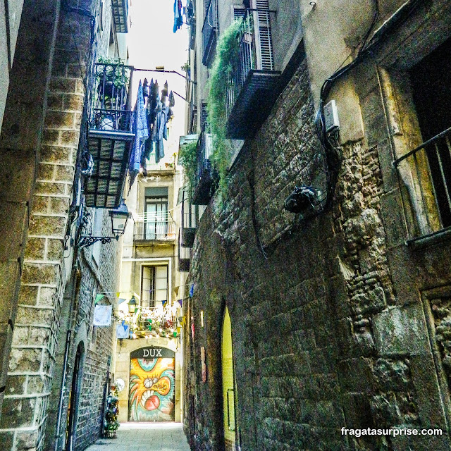 Grafiti em uma rua medieval do bairro do Born em Barcelona