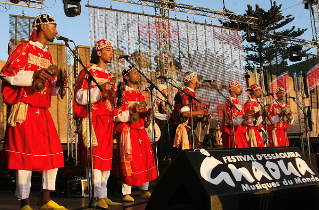 مهرجان “كناوة” يعود في حلّة جديدة عبر جولة في 3 مدن ونشطاء غاضبون: “ولد في الصويرة ويجب أن يظلّ بها”