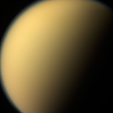 atmosfer-tebal-titan-bulan-terbesar-saturnus-astronomi