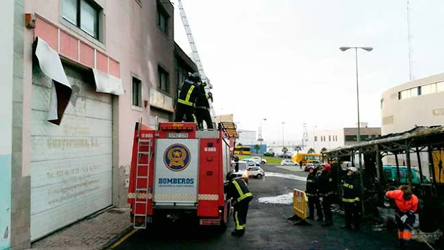 Fotos incendio guagua Las Palmas de Gran Canaria, cinco coches afectados