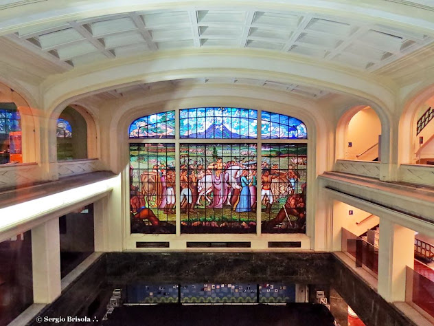 Vista ampla do salão principal da Caixa Cultural e do Vitral de Henrique Zucca - Sé - São Paulo