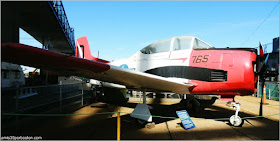 Avioneta de Entrenamiento T-28 Trojan en el Museo Battleship Cove