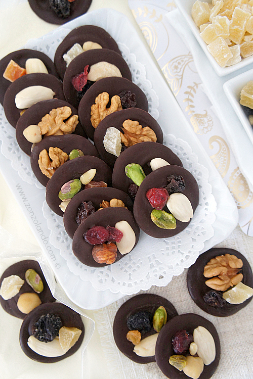 Mendiant fatti in casa cioccolatini con frutta secca ricetta - dried fruit chocolates recipe dolcetti natalizi francesi