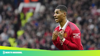 Marcus Rashford Terima Trofi Penghargaan PFA Fans' Player of the Year 2022/2023