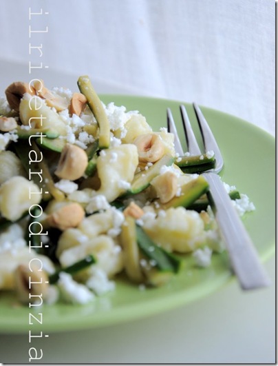 gnocchi con zucchine, feta e nocciole