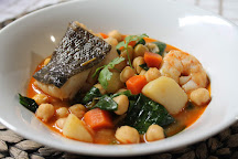 Guiso de garbanzos con bacalao y langostinos.