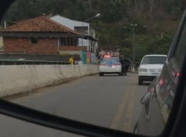 Menor é abordado pela policia com pipa e linha chilena na ponte de Cardoso Moreira