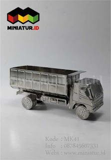 miniatur-truck-fuso-logam