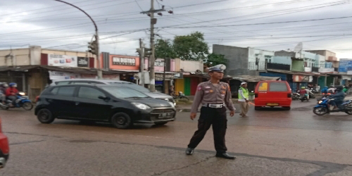 Unit Lantas Polsek Kramatwatu Polresta Serang Kota Lakukan Pengaturan Lalulintas