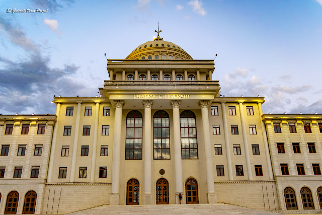 Edificio de la Universidad Albanesa de Berat - Albania, por El Guisante Verde Project