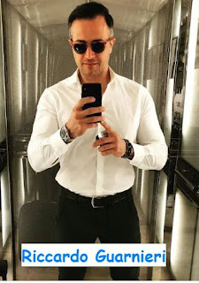 Riccardo Guarnieri mentre posa allo specchio per un selfie