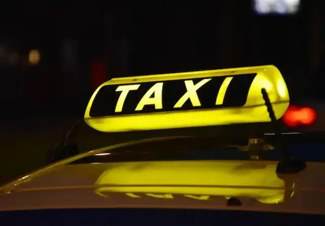 أفضل 10 شركات تطبيقات حجز سيارات الأجرة في العالم