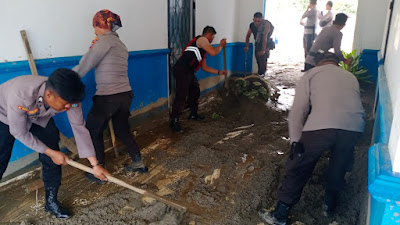 Peduli Bencana Dolo Selatan, Polres Sigi Bantu Warga Bersihkan Material Pasca-Banjir