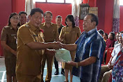 Bupati Kumendong serahkan 206 Sertifikat PTSL di Desa Wolaang Langowan Timur