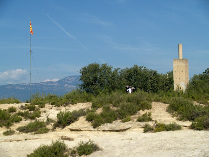 El cim del Serrat de la Madrona amb el vèrtex geodèsic i la senyera