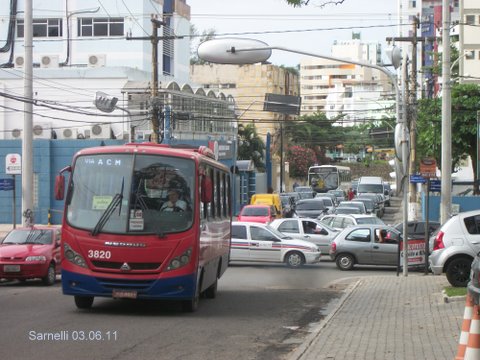 Todo dia a mesma bagunça no cruzamento da Vieira Lopes com a Conselheiro Pedro Luiz