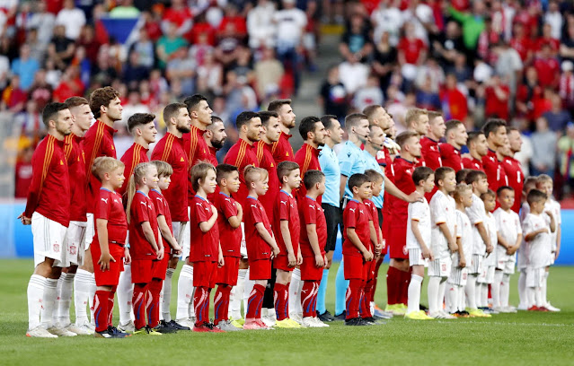 Las Selecciones de España y República Checa y el trío arbitral preparados para escuchar los himnos. SELECCIÓN DE REPÚBLICA CHECA 2 SELECCIÓN DE ESPAÑA 2 Domingo 05/06/2022, 20:45 horas. Liga de Naciones de la UEFA, fase de clasificación, Grupo A2, jornada 2. Praga, República Checa, Sinobo Stadium.