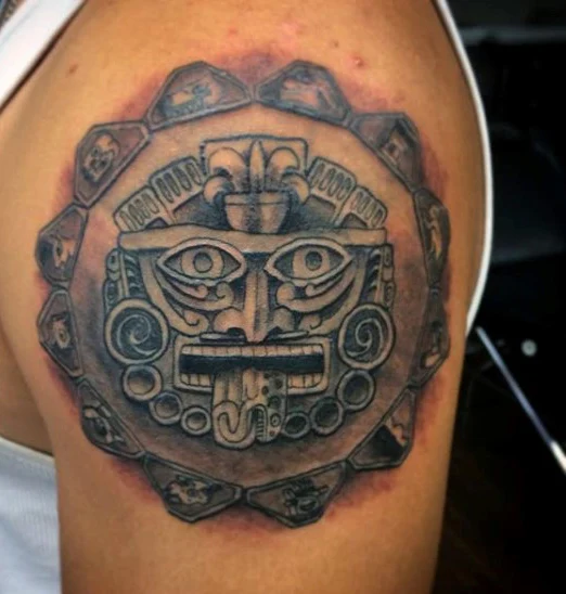 tatuaje en el hombro azteca para hombre