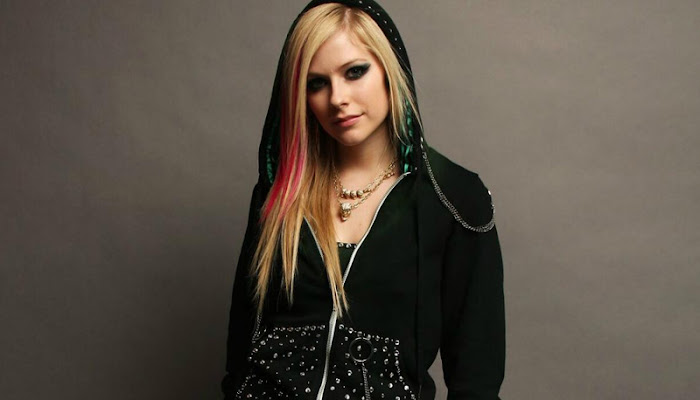 Avril Lavigne envía un mensaje a sus fans sobre la dirección de las protestas en USA