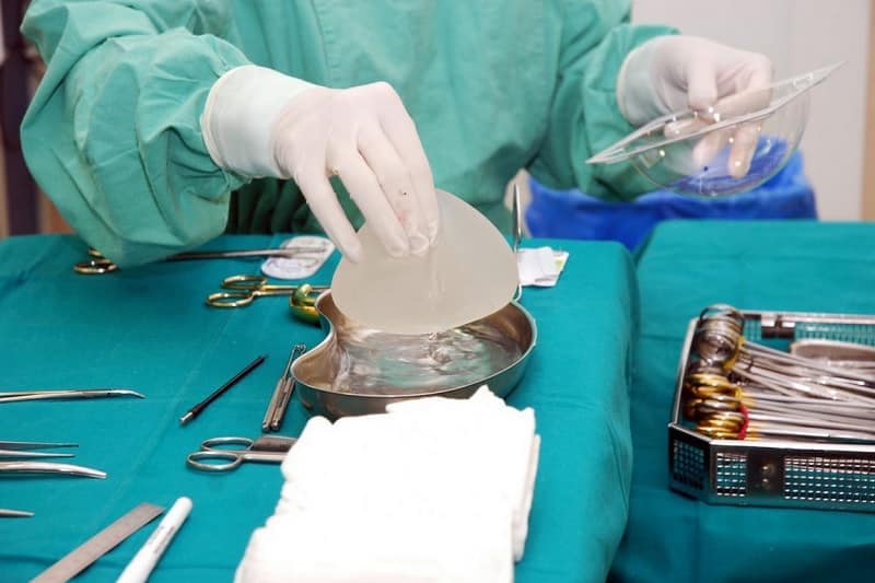 Làm nghề phẫu thuật nâng ngực thẩm mỹ dư hay thiếu việc làm? 200922-phau-thuat-nang-nguc-cay-ghep-tui-silicon-min
