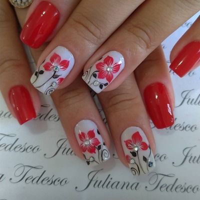 unhas com flores coloridas