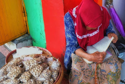 Mbah Rohani Nenek Sepuh Yang tetap Berjualan dan  rajin mengaji