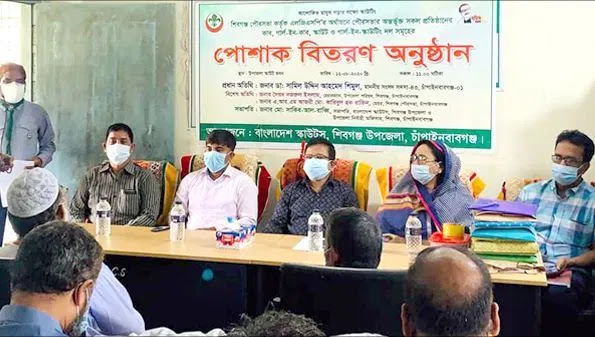 শিবগঞ্জে স্কাউটিং দলের মাঝে পোশাক বিতরণ