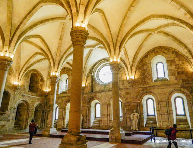 Refeitório dos monges do Mosteiro de Alcobaça em Portugal