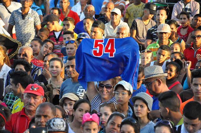 Los peloteros de Granma que se coronaron campeones en la 57 Serie Nacional de Béisbol fueron agasajados ayer por cientos de personas en la Plaza de Fiestas de Bayamo