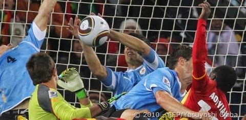 luis-suarez-tira-bola-com-a-mao-no-ultimo-lance-da-prorrogacao-entre-uruguai-e-gana-1278106294593_615x300