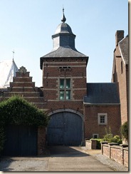Zepperen: Ouwerxhoeve met duiventil (1665). Het woonhuis is later gebouwd in dezelfde stijl als de pastorie
