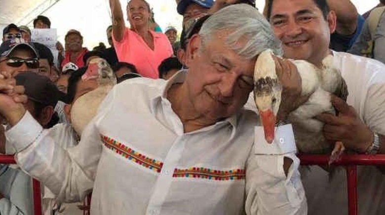 Andres Manuel Lopez Obrador, AMLO, presidente de México, se toma foto con un ganso | Ximinia