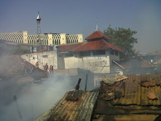 Ajaib! Masjid Tak Terbakar Di Sebelah Rumah Yang Terbakar Habis [ www.BlogApaAja.com ]