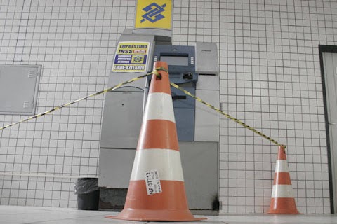 Bando tenta arrombar caixa eletrônico do BB dentro de Forúm na ZN