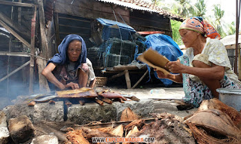 bakar ikan laut di gili labak madura