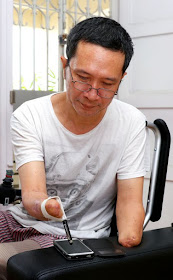 With the aid of modified elastic bands that his wife sewed, Mr Tan is able to feed himself using a fork and spoon, and even send text messages using a stylus-pen.