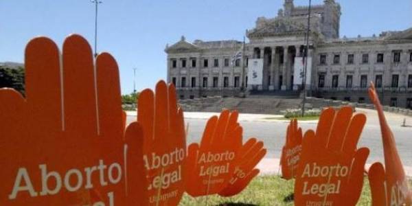 Uruguay permite el aborto libre hasta semana doce de gestación