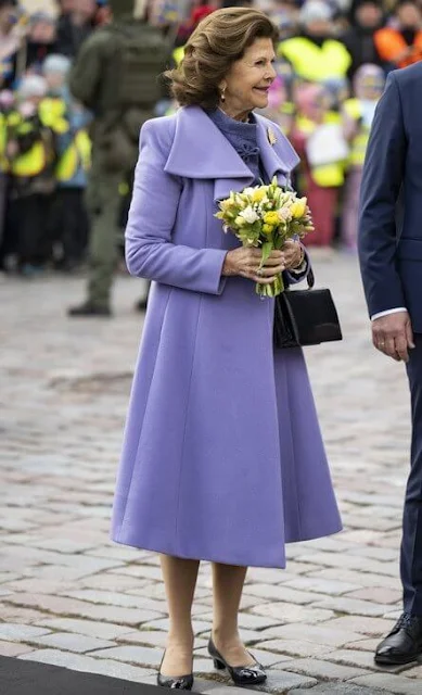Queen Silvia wore a lavender wool coat. The Queen wore a green lace gown by Camilla Thulin. Diamond tiara. First Lady Sirje Karis