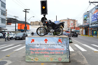  Motocicleta envolvida em acidente em exposição na Reta para chamar a atenção da população sobre o assunto​